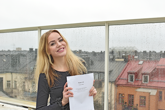 Anna Leijon on a rainy roof with annual report