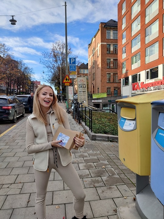 Anna Leijon MVP holding Téamo box